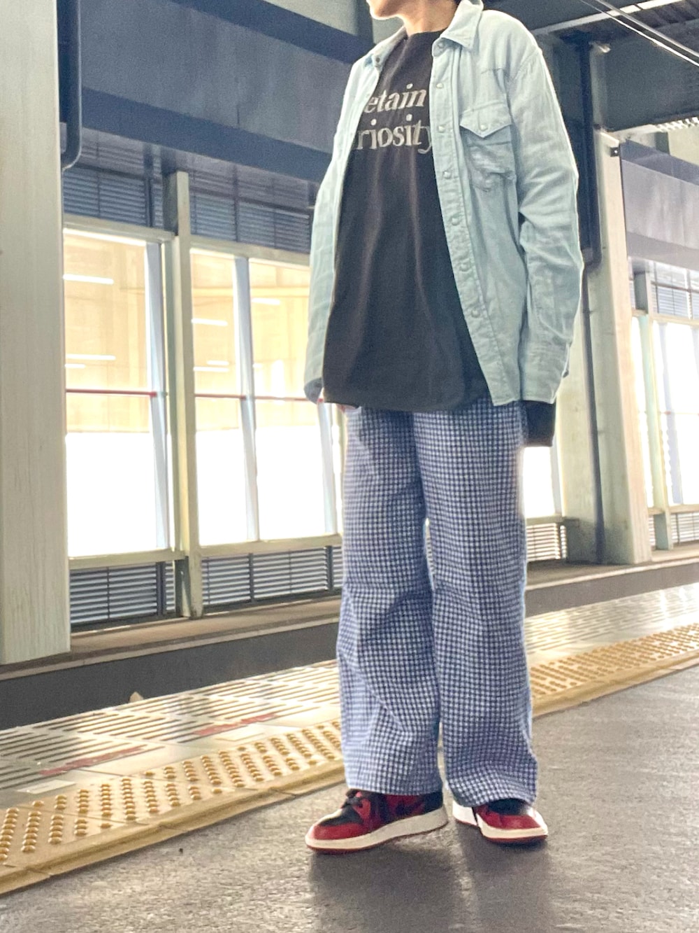 ブルー系のその他パンツ、グレー系のTシャツ/カットソー、ブルー系のシャツ/ブラウスを着用したレディースの夏コーディネートの2枚目の写真