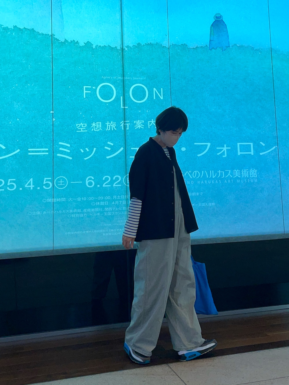 ホワイト系のTシャツ/カットソー、グリーン系のサロペット/オーバーオール、ブラック系のシャツ/ブラウスを着用したレディースの夏コーディネートの2枚目の写真