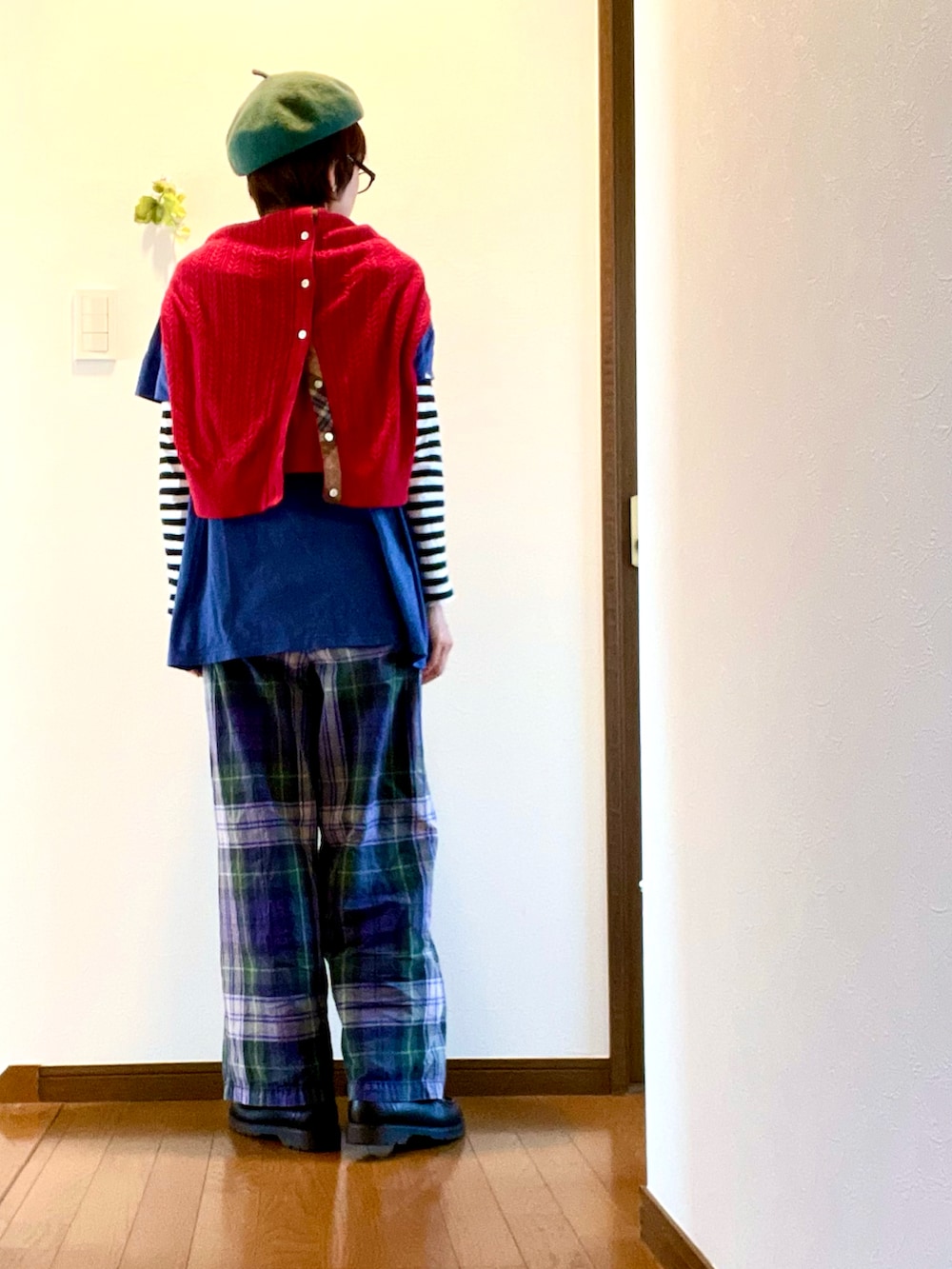 ブルー系のTシャツ/カットソー、レッド系のカーディガン/ボレロ、ブルー系のその他パンツを着用したレディースの夏コーディネートの3枚目の写真