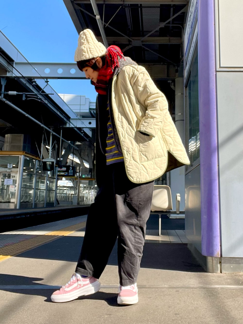 グレー系のベスト、グリーン系のジャケット/アウター、ブラック系のカーゴパンツを着用したレディースの冬コーディネートの3枚目の写真