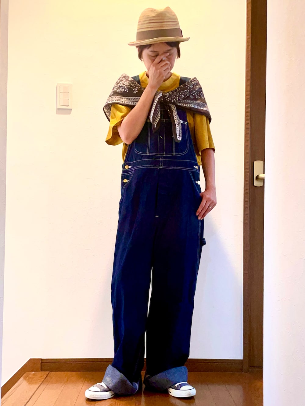 ブルー系のサロペット/オーバーオール、イエロー系のTシャツ/カットソー、ブルー系のスニーカーを着用したレディースの夏コーディネートの3枚目の写真