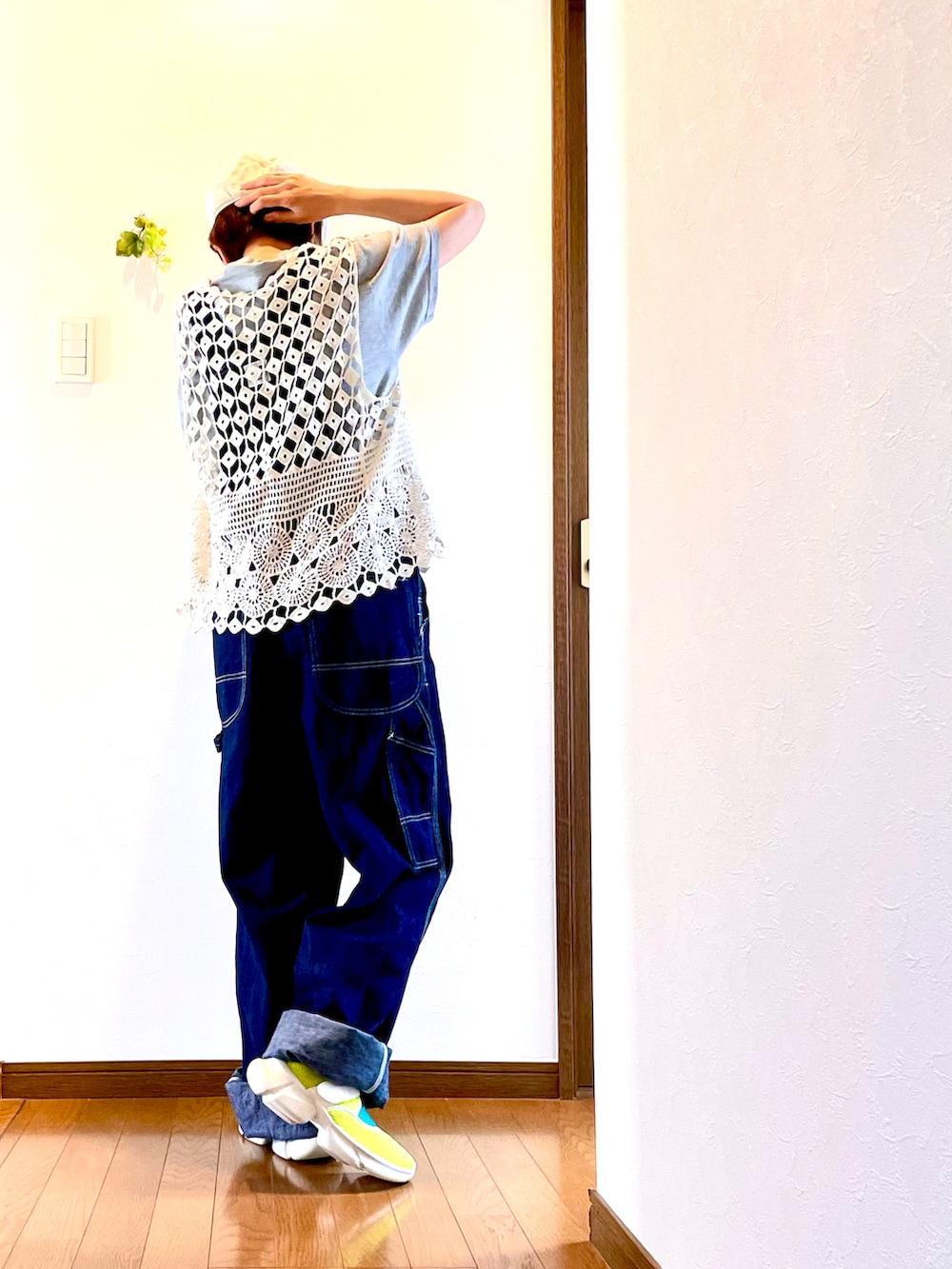 「オーバーオール、サロペット、デニム、レース、ベスト、Tシャツ、ジレ、スポーツサンダル、ハンチング、ロゴT、夏コーデ、レイヤードスタイル、大人カジュアル、アラフィフ、スニーカー」｜「Leeのアイテム（サロペット/オーバーオール、ブルー系）」を使った、ike mieさん（骨格ナチュラル・レディース・158cm）の夏コーディネートの4枚目の写真