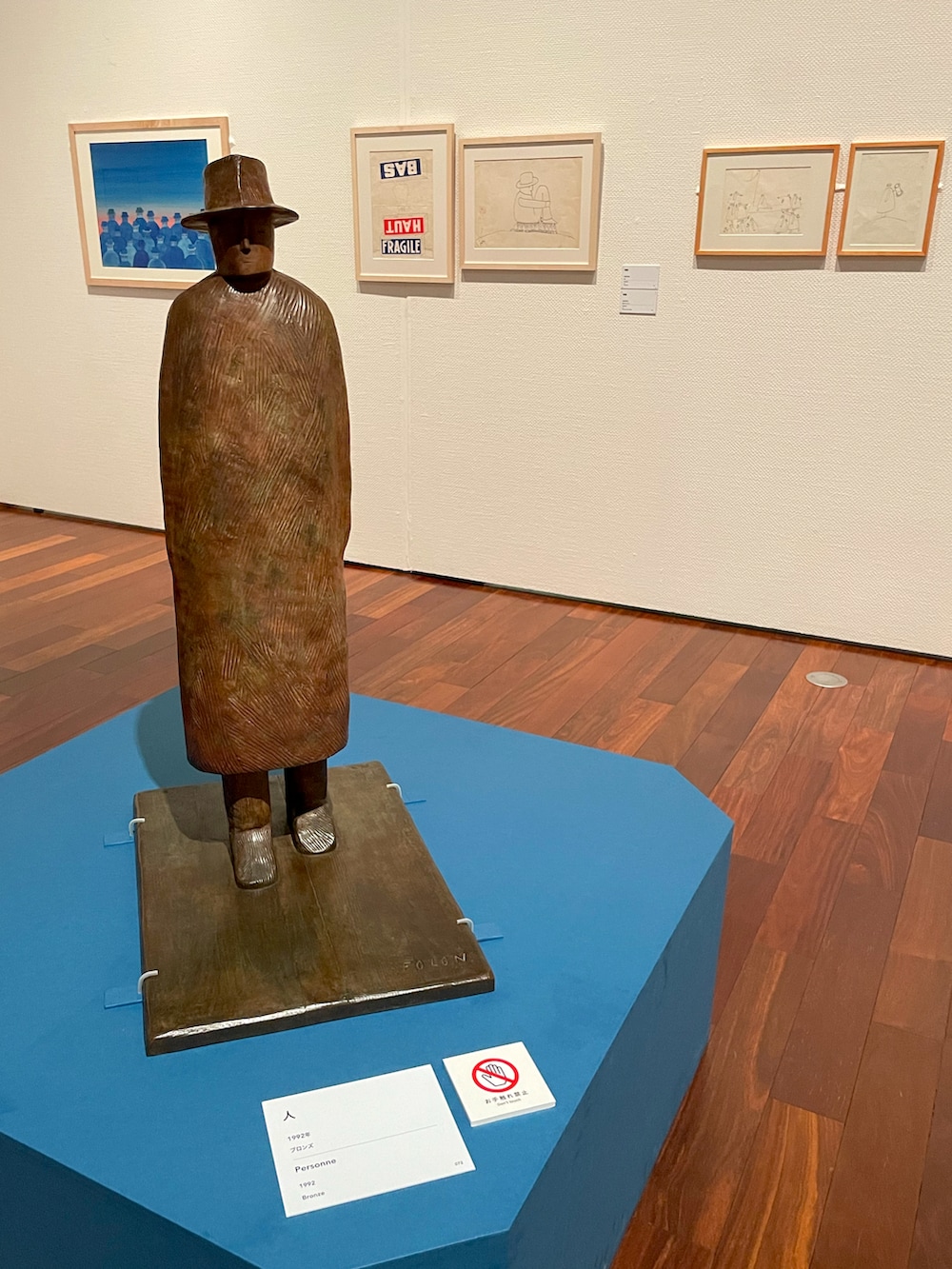 ホワイト系のTシャツ/カットソー、グリーン系のサロペット/オーバーオール、ブラック系のシャツ/ブラウスを着用したレディースの夏コーディネートの3枚目の写真