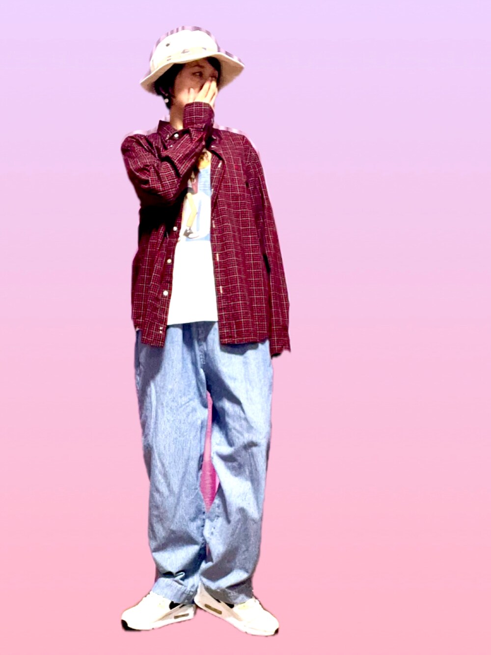 レッド系のシャツ/ブラウス、ホワイト系のTシャツ/カットソー、ブルー系のデニムパンツを着用したレディースの秋コーディネートの2枚目の写真