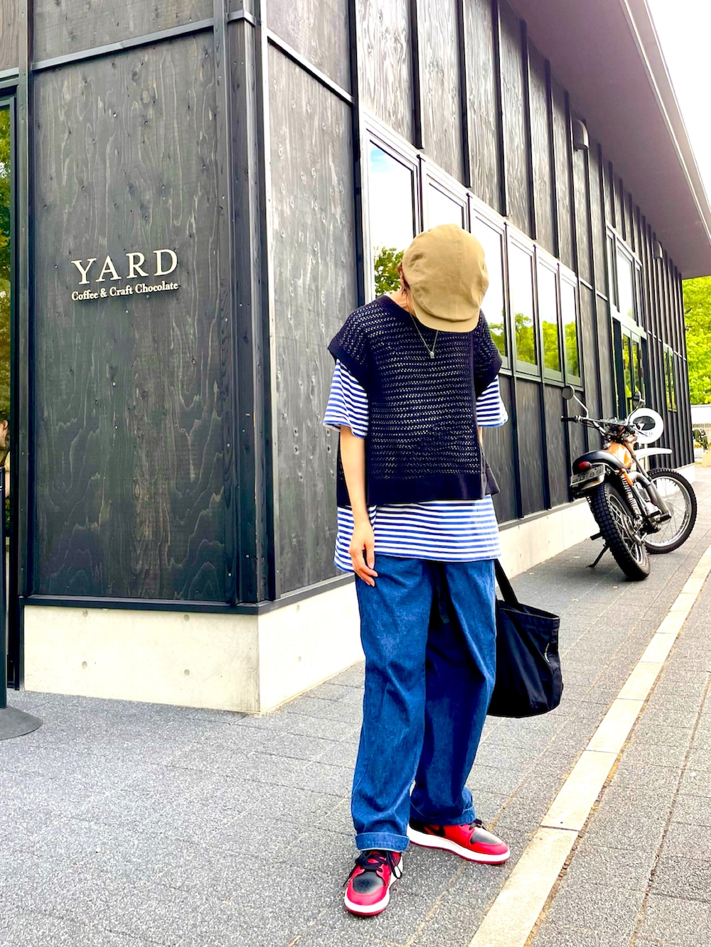 ブルー系のTシャツ/カットソー、ブルー系のデニムパンツ、ブラック系のベストを着用したレディースの夏コーディネートの2枚目の写真