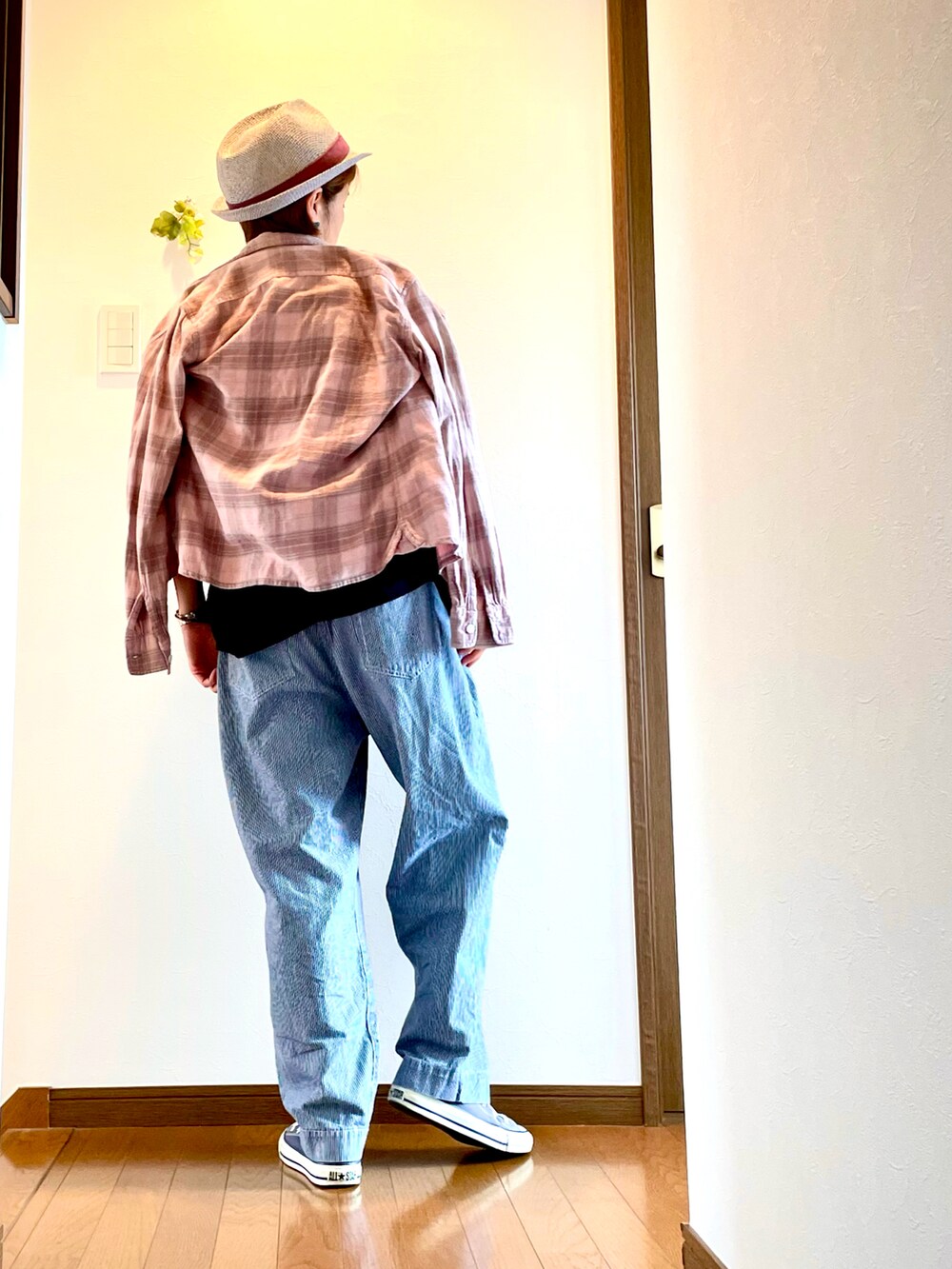 ブラック系のTシャツ/カットソー、ブルー系のデニムパンツ、ピンク系のシャツ/ブラウスを着用したレディースの秋コーディネートの3枚目の写真