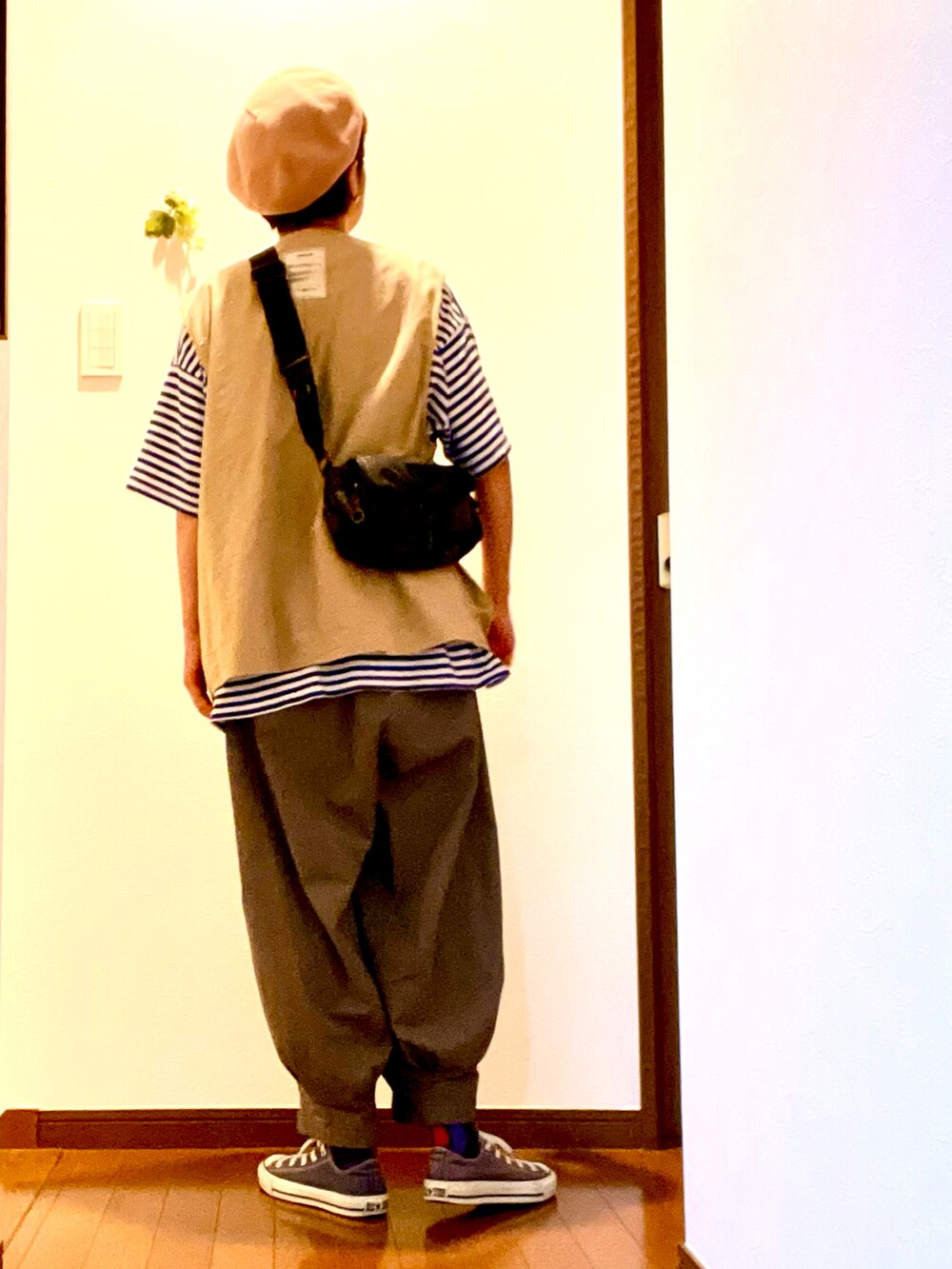 ベージュ系のベスト、ブルー系のTシャツ/カットソー、グレー系のその他パンツを着用したレディースの秋コーディネートの2枚目の写真