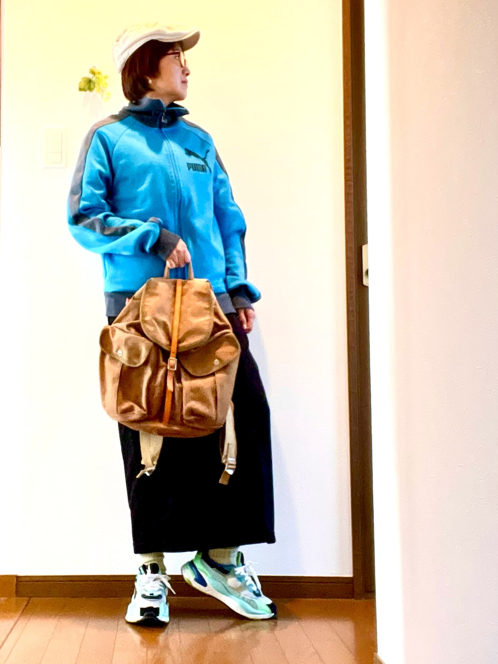 「スポーツミックス、ジャージ、トラックジャケット、PUMA、スニーカー、ロングスカート、ナロースカート、タイトスカート、秋コーデ、ハンチング、大人カジュアル、リュック、アラフィフ、厚底シューズ」｜「PUMAのアイテム（ジャージ、ブルー系）」を使った、ike mieさん（骨格ナチュラル・レディース・158cm）の秋コーディネートの3枚目の写真
