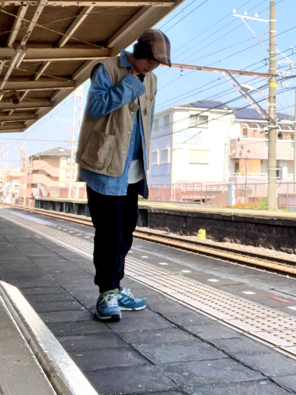 ブルー系のTシャツ/カットソー、ベージュ系のベスト、ブルー系のシャツ/ブラウスを着用したレディースの春コーディネートの3枚目の写真