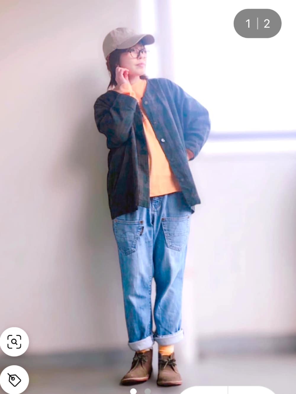 ホワイト系のシャツ/ブラウス、ブルー系のデニムパンツ、ブラック系のドレスシューズを着用したレディースの春コーディネートの4枚目の写真