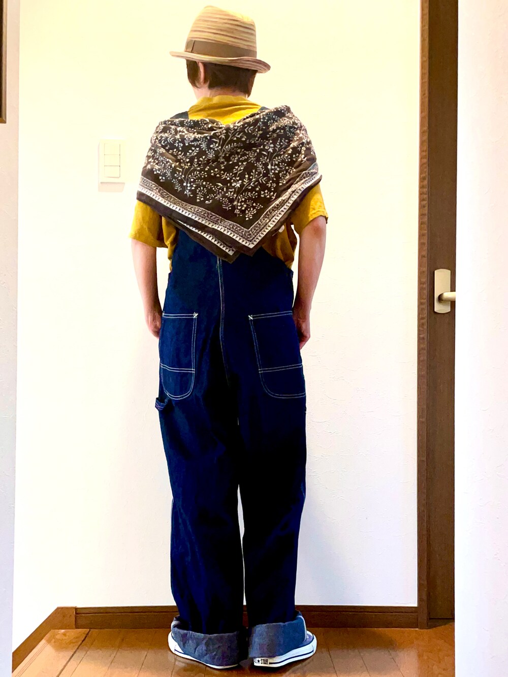 ブルー系のサロペット/オーバーオール、イエロー系のTシャツ/カットソー、ブルー系のスニーカーを着用したレディースの夏コーディネートの4枚目の写真