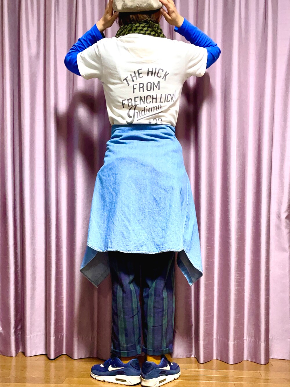 ホワイト系のTシャツ/カットソー、ブルー系のシャツ/ブラウス、ブルー系のスニーカーを着用したレディースの春コーディネートの3枚目の写真