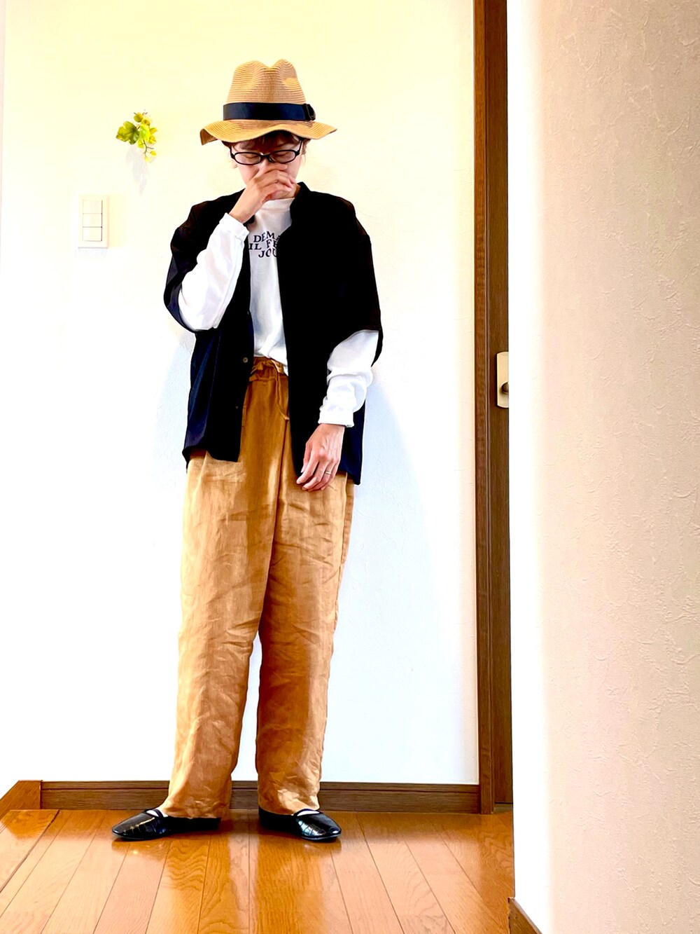 「レイヤードスタイル、半袖シャツ、バンドカラーシャツ、ロンT、イージーパンツ、カラーパンツ、初夏コーデ、春夏コーデ、大人カジュアル、ハット、麦わら帽子、バレエシューズ、キレイめカジュアル、40代ファッション、シャツスタイル」｜「Craft Nicholsonのブライトポプリン リラックス バンドカラー 半袖シャツ（シャツ/ブラウス、ブラック系）」を使った、ike mieさん（骨格ナチュラル・レディース・158cm）の春コーディネートの3枚目の写真