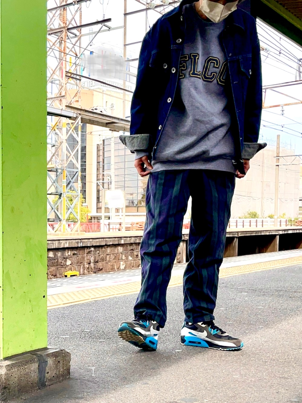 「秋コーデ、デニムジャケット、Gジャン、スウェット、ロゴスウェット、古着、チェック、スニーカー、NIKE、エアマックス、シェフパンツ、大人カジュアル、チェックパンツ、トレーナー、メンズライク」|「RUSSELLの古着(スウェット、グレー系)」を使った、ike mieさん(骨格ナチュラル・レディース・158cm)の秋コーディネートの2枚目の写真