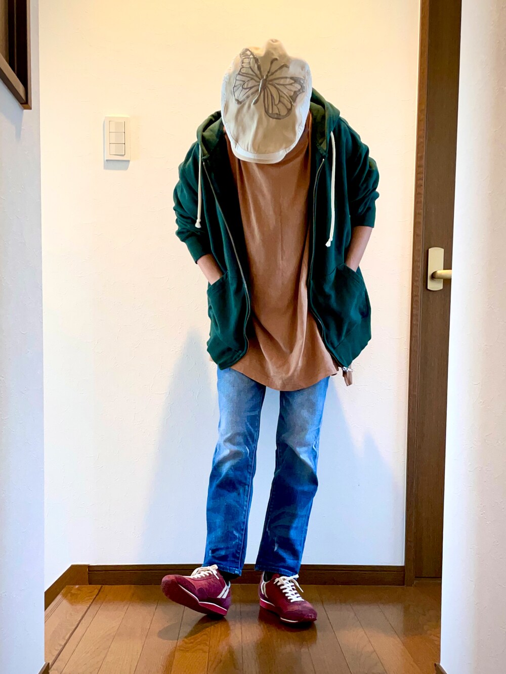 「パーカー、スウェット、デニムパンツ、大人カジュアル、スニーカー、Tシャツ、グリーン、Champion、ハンチング、メンズライク、デニム、古着、ハグフェス、ビタミンカラー、アースカラー」｜「Championの古着。Lサイズ。（パーカー、グリーン系）」を使った、ike mieさん（レディース・158cm）の春コーディネートの3枚目の写真