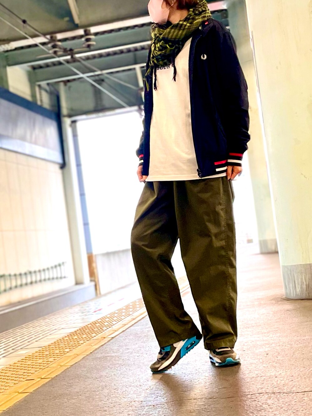 「ブルゾン、トラックジャケット、古着、キャップ、イージーパンツ、ロンT、スニーカー、NIKE、エアマックス、ストリート、春コーデ、大人カジュアル、ストール、メンズライク、うさこのスウィーツ同盟会」｜「FRED PERRYの古着で見つけた。メンズSサイズ（ブルゾン、ブラック系）」を使った、ike mieさん（骨格ナチュラル・レディース・158cm）の春コーディネートの2枚目の写真
