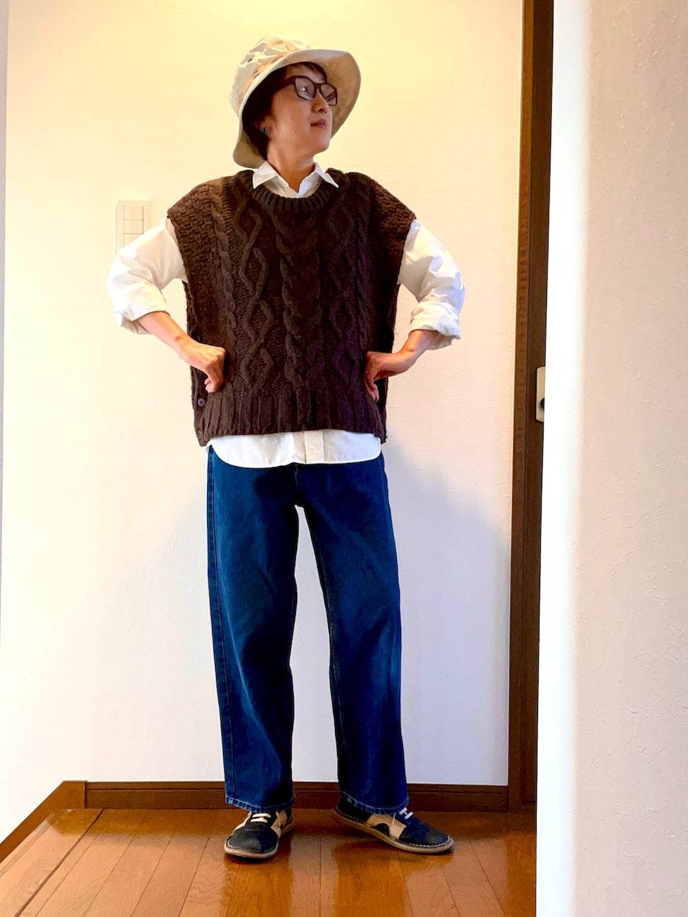 「ジブリフェス、ベスト、ニットベスト、めがね、デニム、秋コーデ、スニーカー」｜「Leeのアイテム（デニムパンツ、ブルー系）」を使った、ike mieさん（骨格ナチュラル・レディース・158cm）の秋コーディネートの3枚目の写真