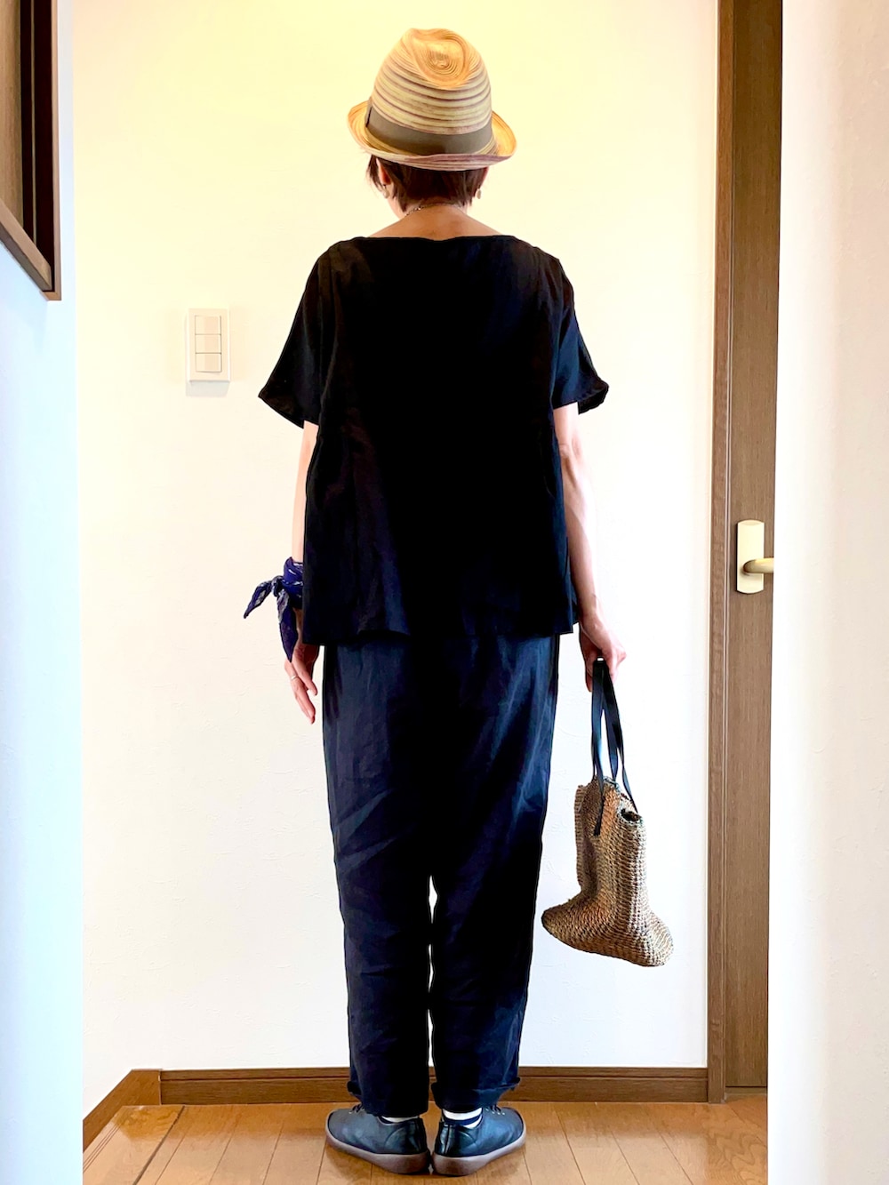 ブラック系のシャツ/ブラウス、ブラック系のその他パンツ、ブラック系のドレスシューズを着用したレディースの夏コーディネートの4枚目の写真