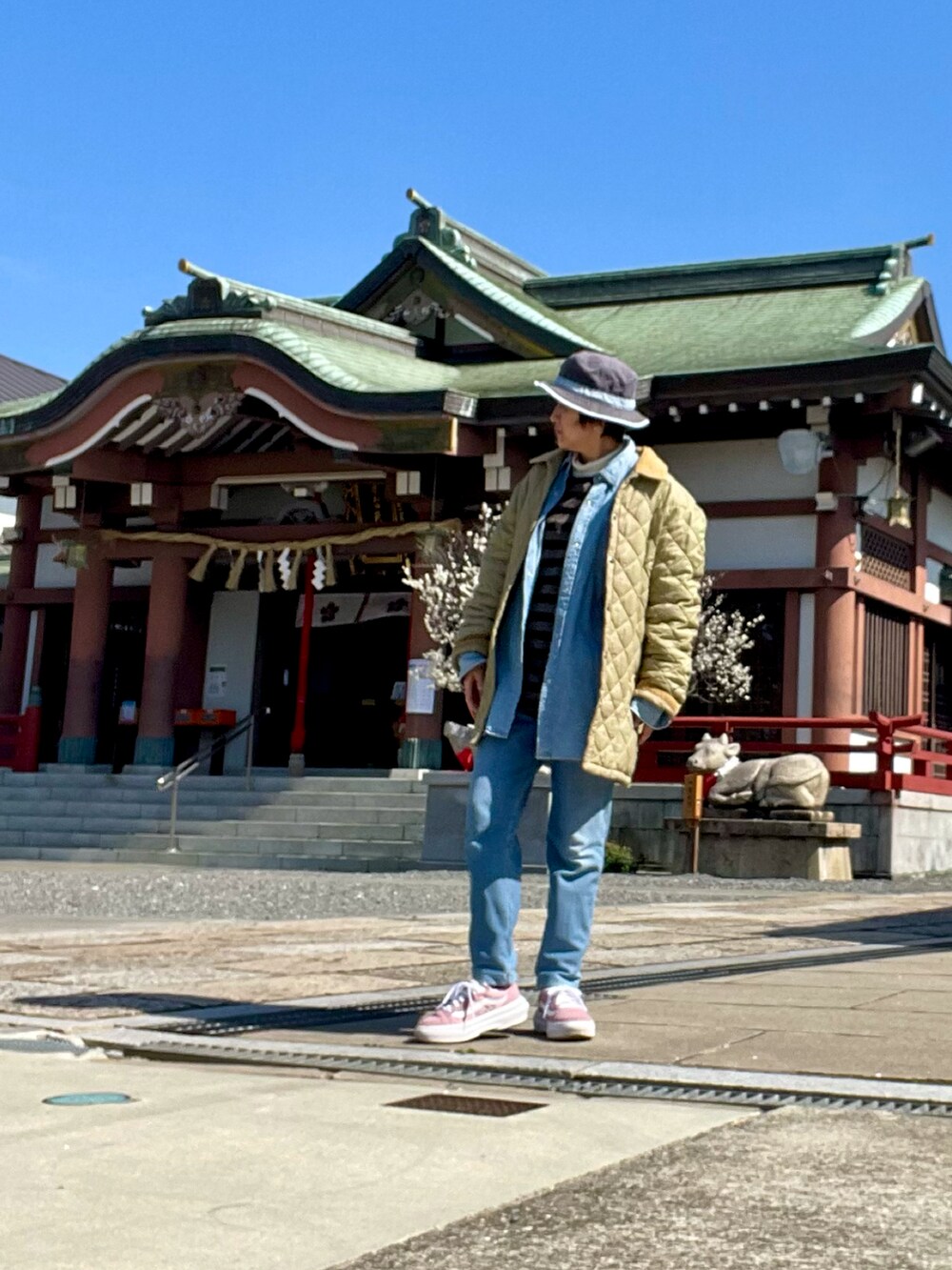 「キルティングジャケット、レイヤードスタイル、デニムシャツ、スウェットパンツ、ボーダー、ボーダートップス、スニーカー、VANS、厚底シューズ、春コーデ、ホワイト、アラフィフ、メンズライク」｜「HUSKYの古着。キルティングコート。メンズ。（その他アウター、ベージュ系）」を使った、ike mieさん（レディース・158cm）の春コーディネートの2枚目の写真