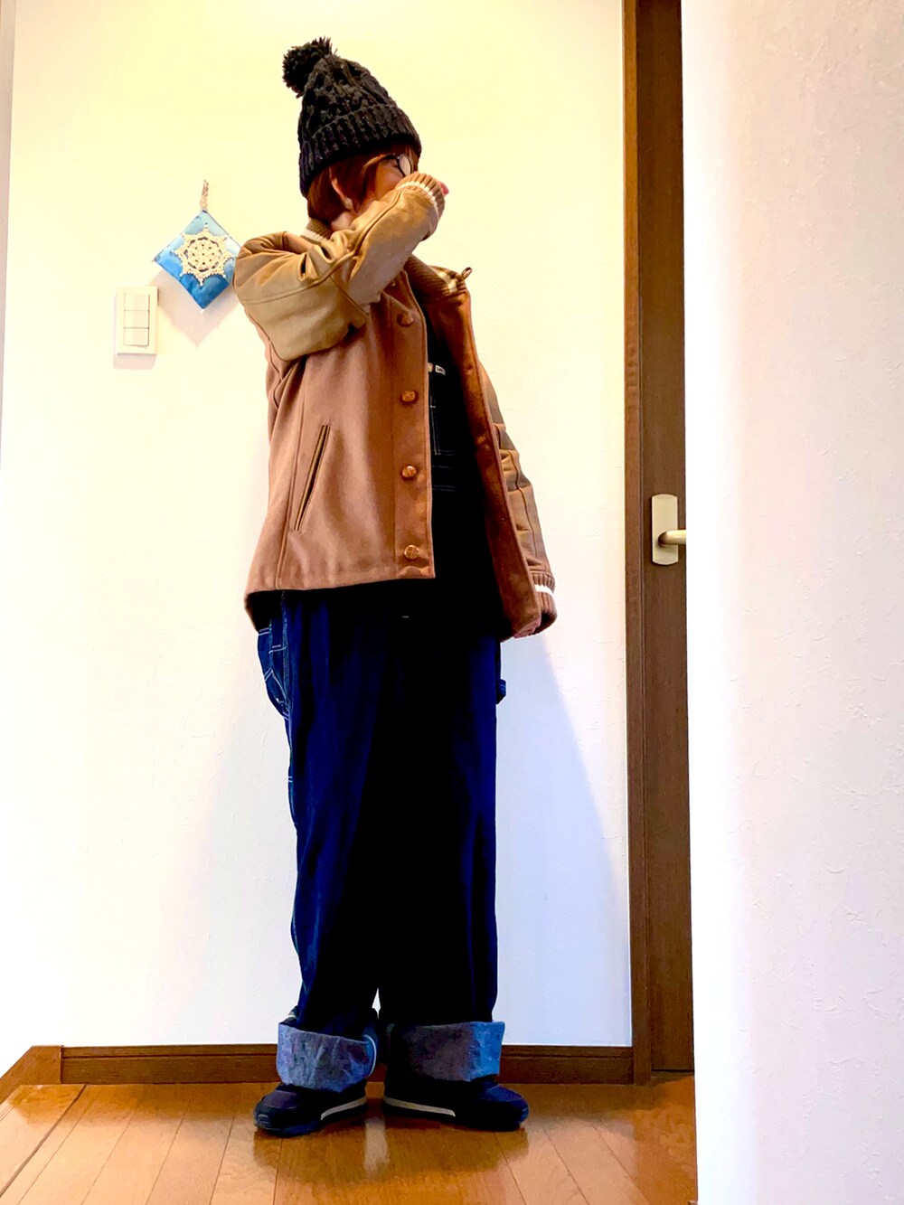 「スタジャン、オーバーオール、サロペット、デニム、スウェット、古着、スニーカー、ニット帽、LEE、デニムサロペット、トレーナー、キャメル、レザー、大人カジュアル、スウィーツ同盟会」｜「Leeのアイテム（サロペット/オーバーオール、ブルー系）」を使った、ike mieさん（骨格ナチュラル・レディース・158cm）の冬コーディネートの3枚目の写真