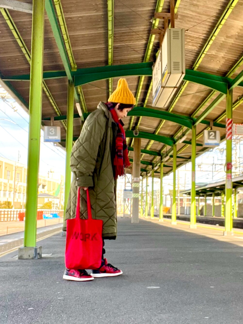 グリーン系のその他アウター、ブルー系のスウェット、ブラック系のスウェットパンツを着用したレディースの冬コーディネートの3枚目の写真