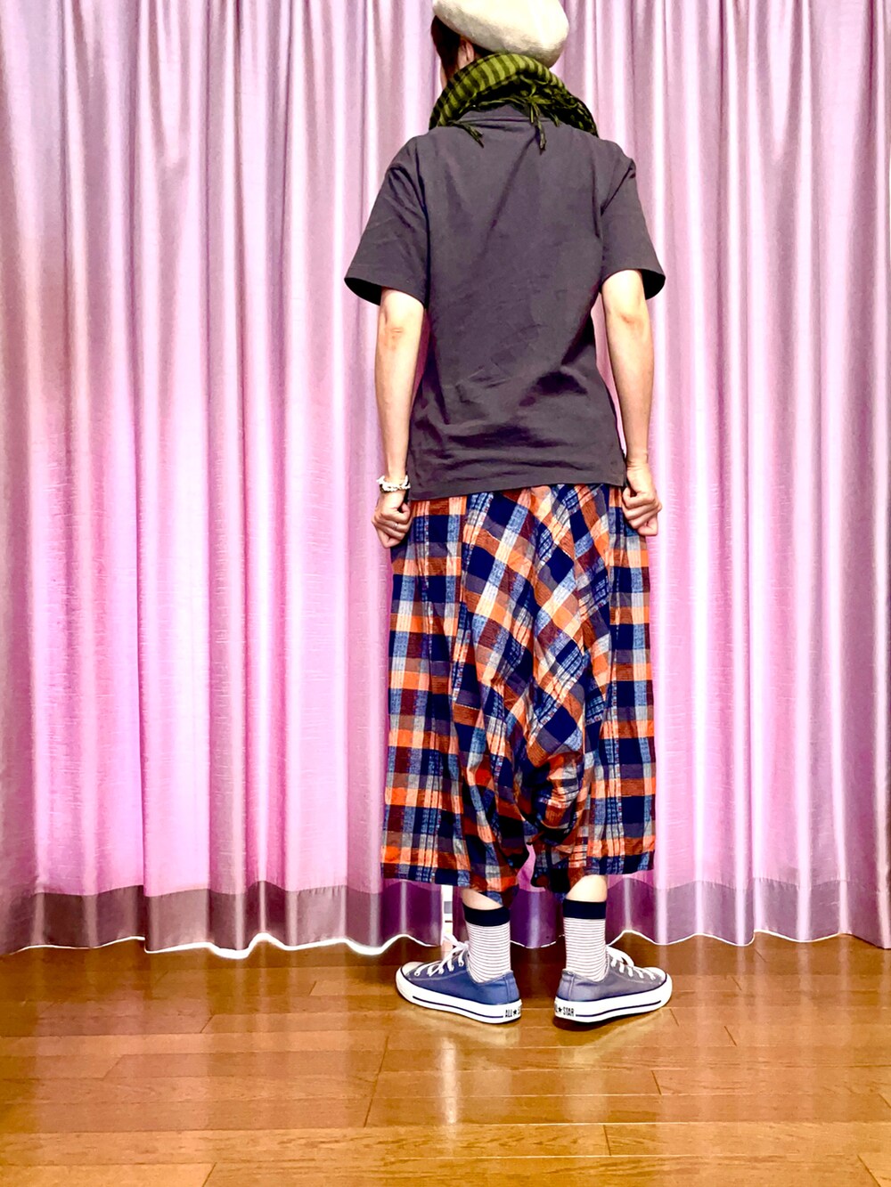 グレー系のTシャツ/カットソー、その他のその他パンツ、ブルー系のスニーカーを着用したレディースの夏コーディネートの3枚目の写真