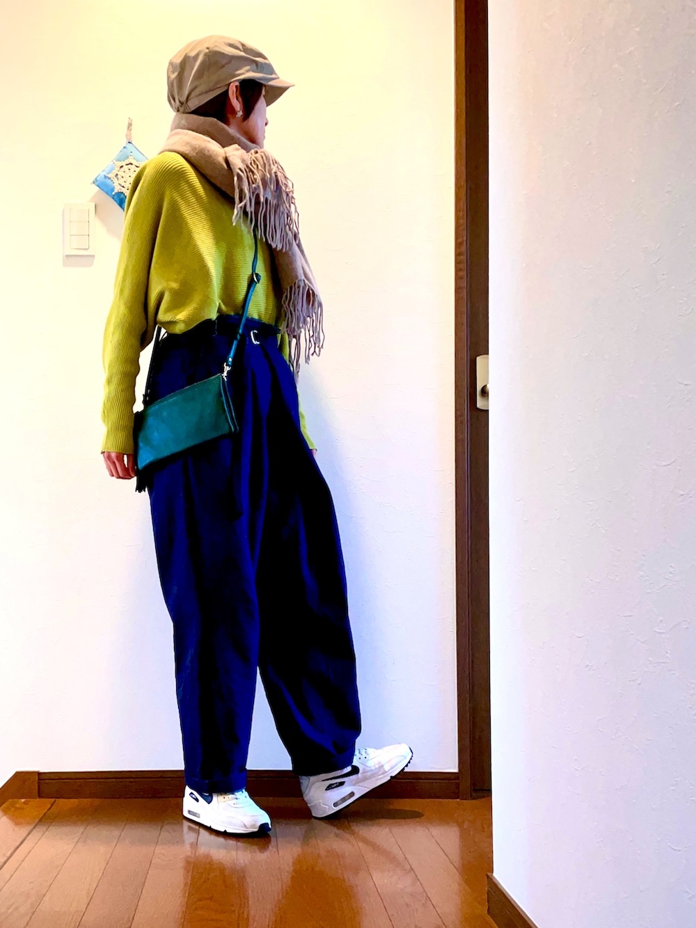 「ニット、デニム、冬コーデ、ストール、マフラー、スニーカー、NIKE、エアマックス、キャスケット、タックイン、大人カジュアル、グリーン、私の好きなデニムコーデ、うさこのスウィーツ同盟会、マフラーぐるぐる」｜「coca（coca）のアイテム（ニット/セーター、グリーン系）」を使った、ike mieさん（骨格ナチュラル・レディース・158cm）の冬コーディネートの3枚目の写真