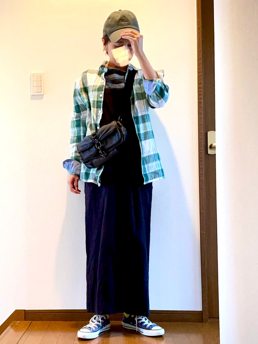 グリーン系のシャツ/ブラウス、グレー系のTシャツ/カットソー、ブラック系のサロペット/オーバーオールを着用したレディースの秋コーディネートの3枚目の写真
