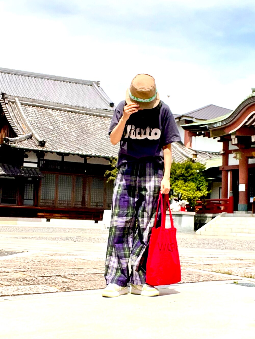 ブルー系のTシャツ/カットソー、ブルー系のその他パンツ、グリーン系のスニーカーを着用したレディースの夏コーディネートの2枚目の写真