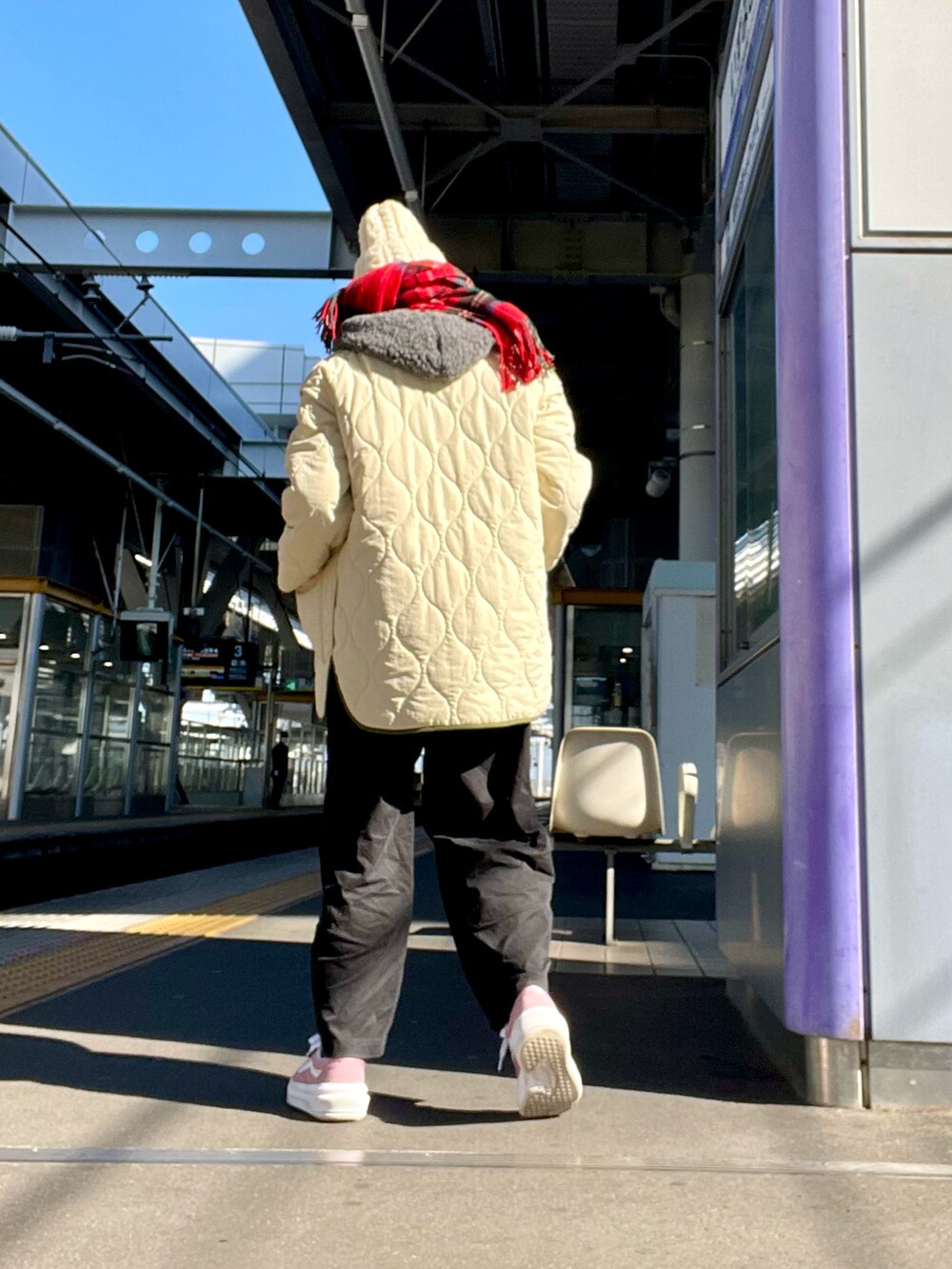 グレー系のベスト、グリーン系のジャケット/アウター、ブラック系のカーゴパンツを着用したレディースの冬コーディネートの4枚目の写真