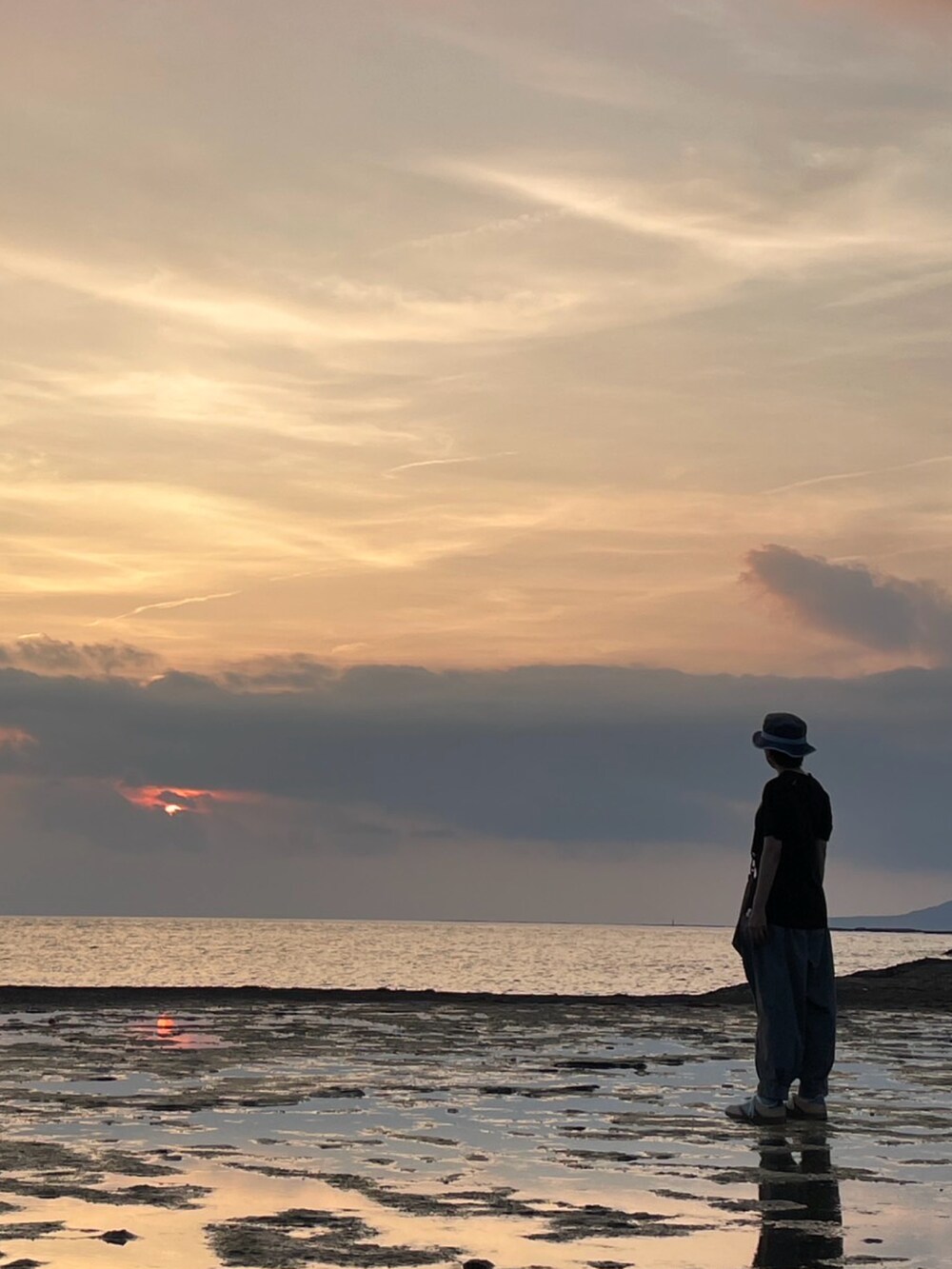 オレンジ系のスニーカー、その他のその他を着用したレディースの夏コーディネートの2枚目の写真