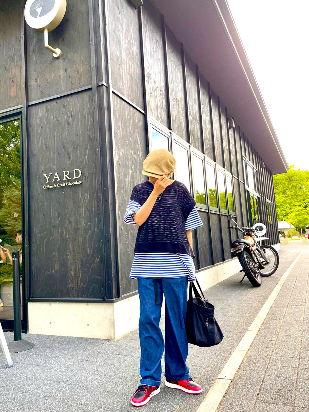 ブルー系のTシャツ/カットソー、ブルー系のデニムパンツ、ブラック系のベストを着用したレディースの夏コーディネートの3枚目の写真