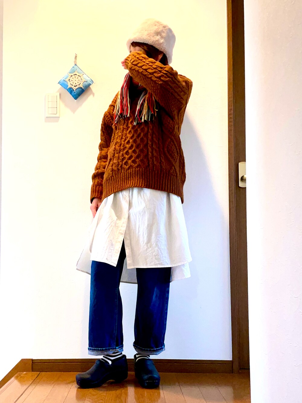 「ケーブルニット、シャツワンピ、デニム、レイヤードスタイル、私の好きなデニムコーデ、冬コーデ、デニムパンツ、ニット、マフラー、マフラーぐるぐる、ロシアン帽、ボーダー、革靴、LEE、大人カジュアル」|「SENSE OF PLACE by URBAN RESEARCHのクルーネックフィッシャーマンセーター(ニット/セーター、ブラウン系)」を使った、ike mieさん(骨格ナチュラル・レディース・158cm)の冬コーディネートの2枚目の写真