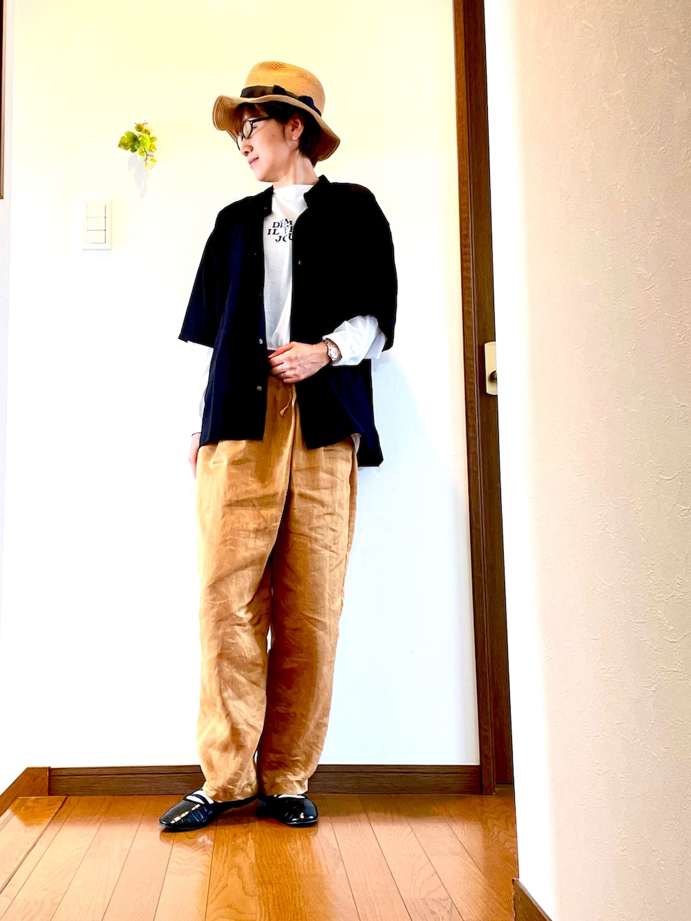 「レイヤードスタイル、半袖シャツ、バンドカラーシャツ、ロンT、イージーパンツ、カラーパンツ、初夏コーデ、春夏コーデ、大人カジュアル、ハット、麦わら帽子、バレエシューズ、キレイめカジュアル、40代ファッション、シャツスタイル」｜「Craft Nicholsonのブライトポプリン リラックス バンドカラー 半袖シャツ（シャツ/ブラウス、ブラック系）」を使った、ike mieさん（骨格ナチュラル・レディース・158cm）の春コーディネートの2枚目の写真
