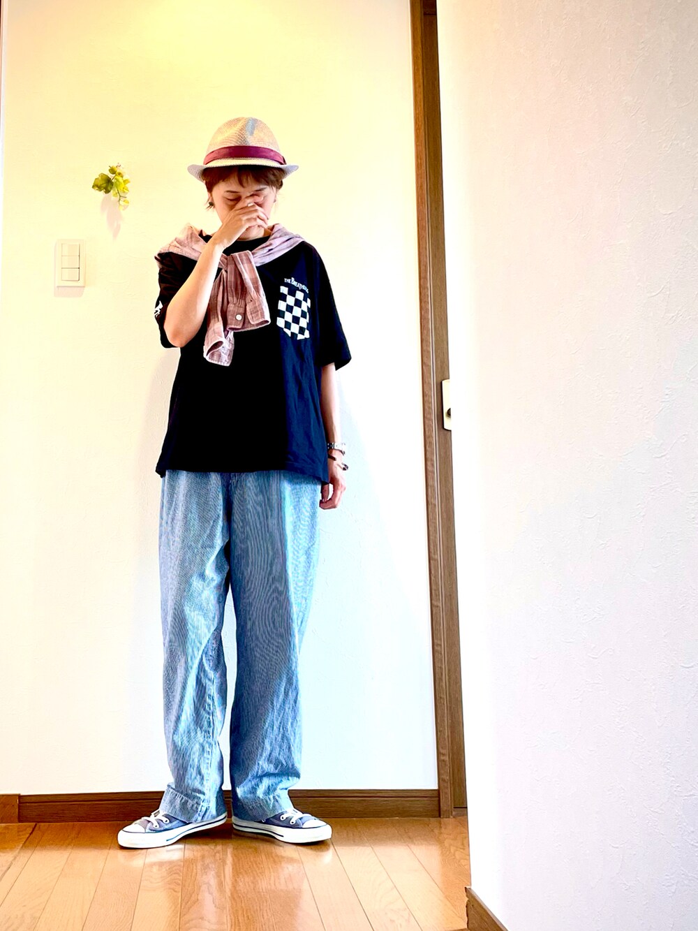 ブラック系のTシャツ/カットソー、ブルー系のデニムパンツ、ピンク系のシャツ/ブラウスを着用したレディースの秋コーディネートの4枚目の写真