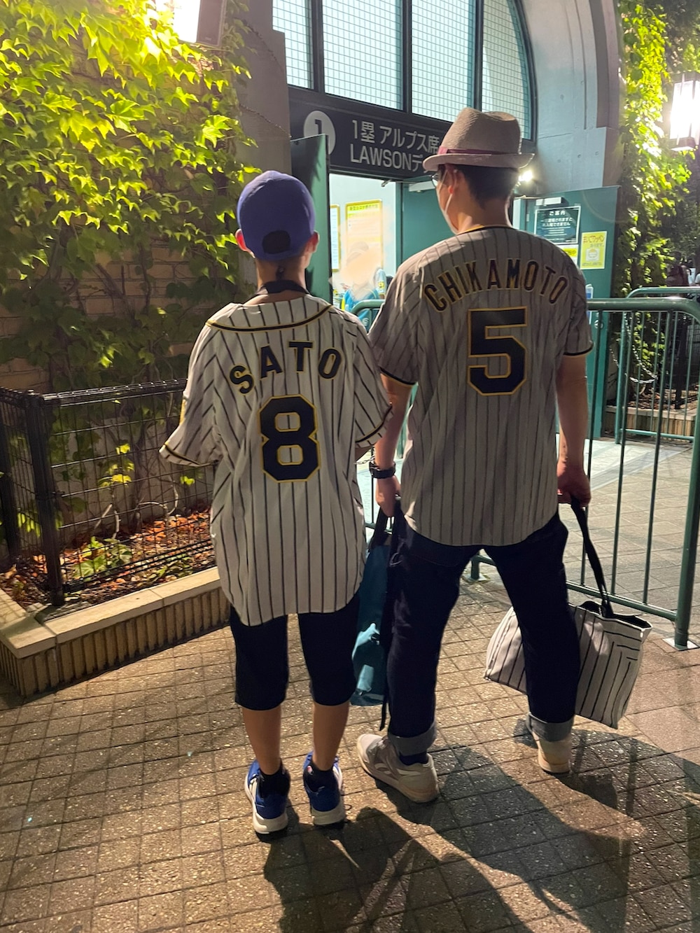 イエロー系のその他トップス、ブラック系のその他パンツ、グリーン系のサンダルを着用したレディースの夏コーディネートの4枚目の写真