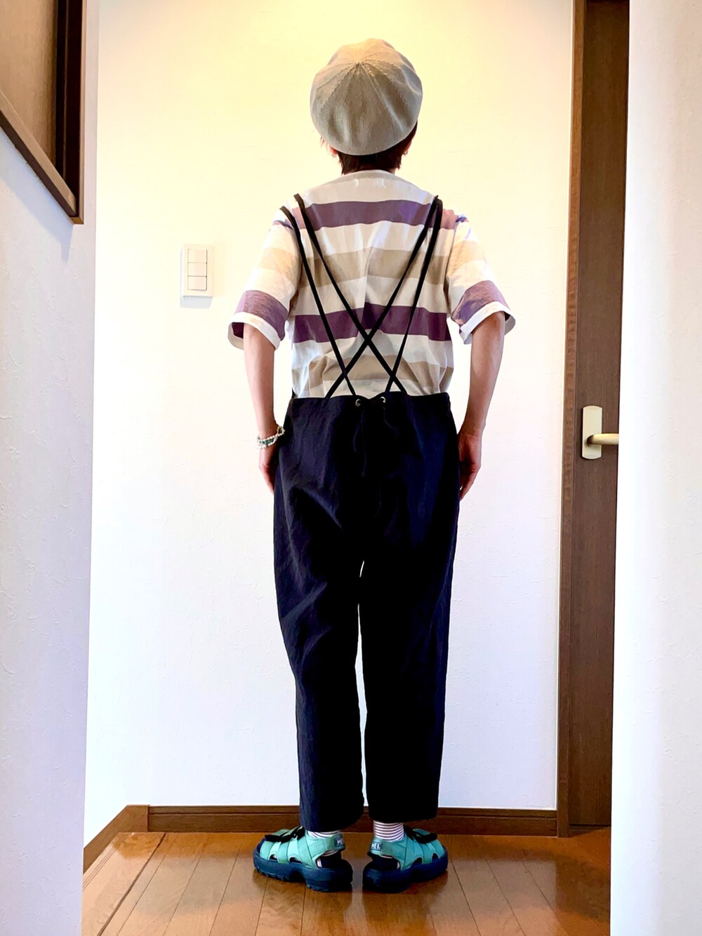 パープル系のTシャツ/カットソー、ブラック系のサロペット/オーバーオール、グリーン系のサンダルを着用したレディースの夏コーディネートの3枚目の写真