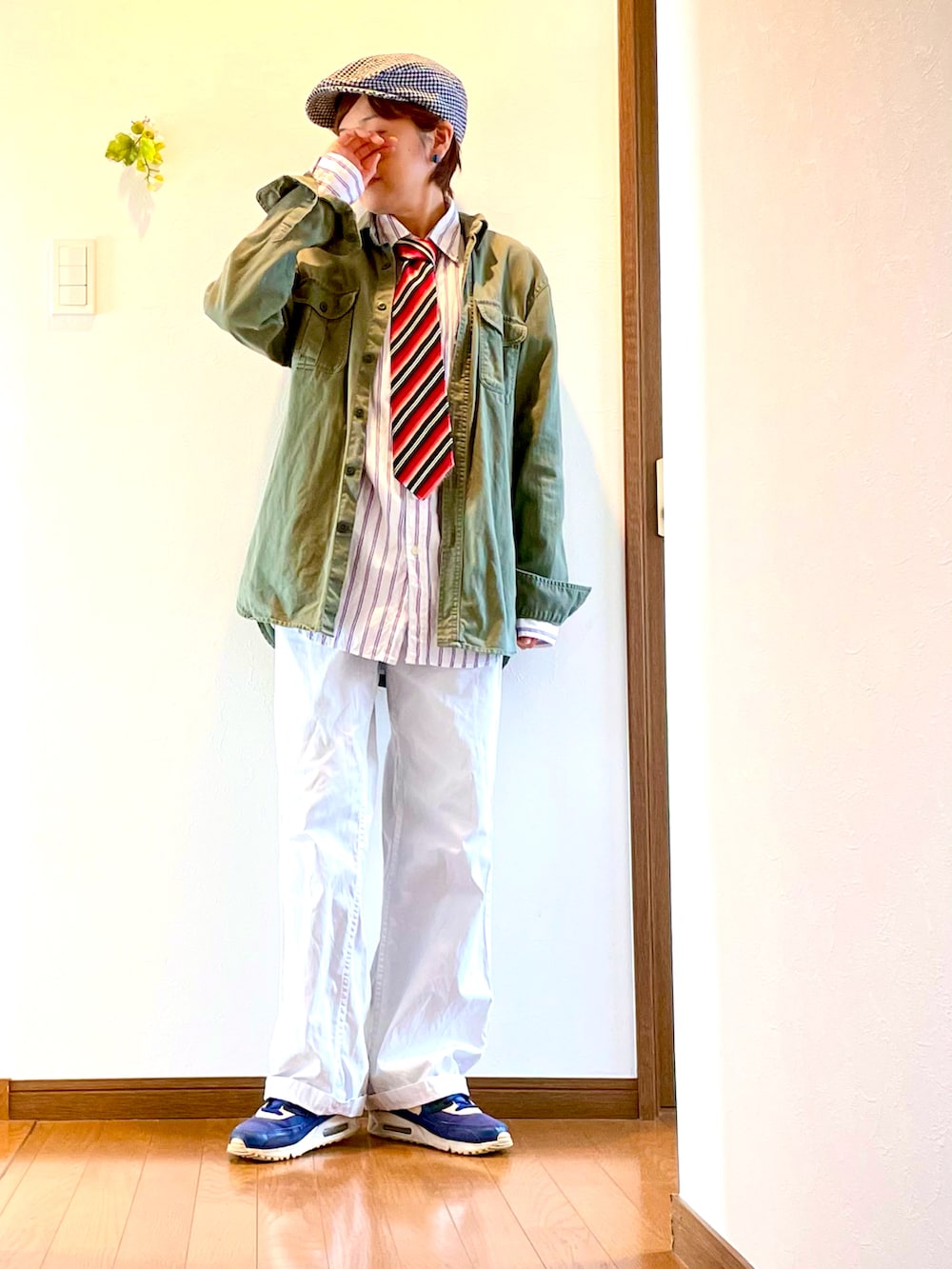 レッド系のネクタイ、ホワイト系のシャツ/ブラウス、グリーン系のシャツ/ブラウスを着用したレディースの春コーディネートの3枚目の写真