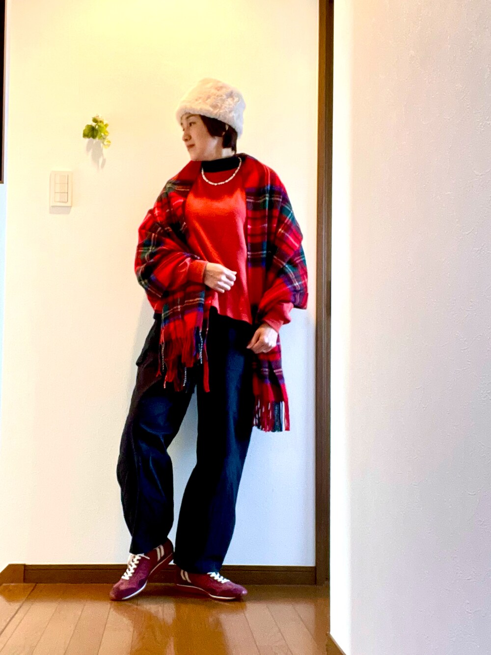 「冬コーデ、クリスマス、ストール、赤、チェック、あったかコーデ、カーゴパンツ、スニーカー、ロシアン帽、パールネックレス、大人カジュアル、きれいめカジュアル、アラフィフ、レイヤードスタイル、マフラー」｜「休日と詩(オオカミとフクロウ)の「休日と詩」オーロラパンツ。日本製。（カーゴパンツ、ブラック系）」を使った、ike mieさん（レディース・158cm）の冬コーディネートの2枚目の写真