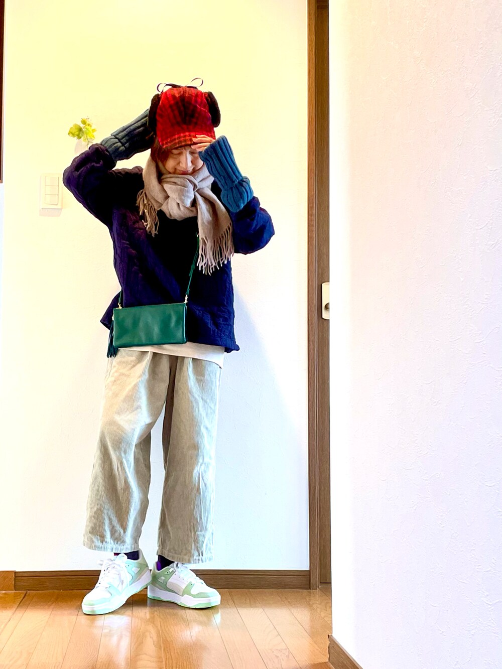 ブルー系のスウェット、グリーン系のその他パンツ、グリーン系のスニーカーを着用したレディースの冬コーディネートの3枚目の写真