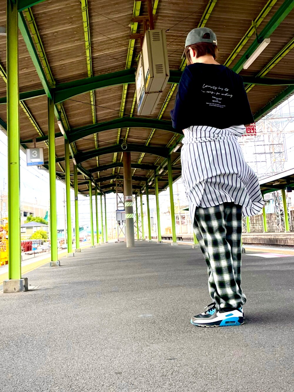 グリーン系のその他パンツ、ブラック系のTシャツ/カットソー、ブラック系のスニーカーを着用したレディースの夏コーディネートの3枚目の写真
