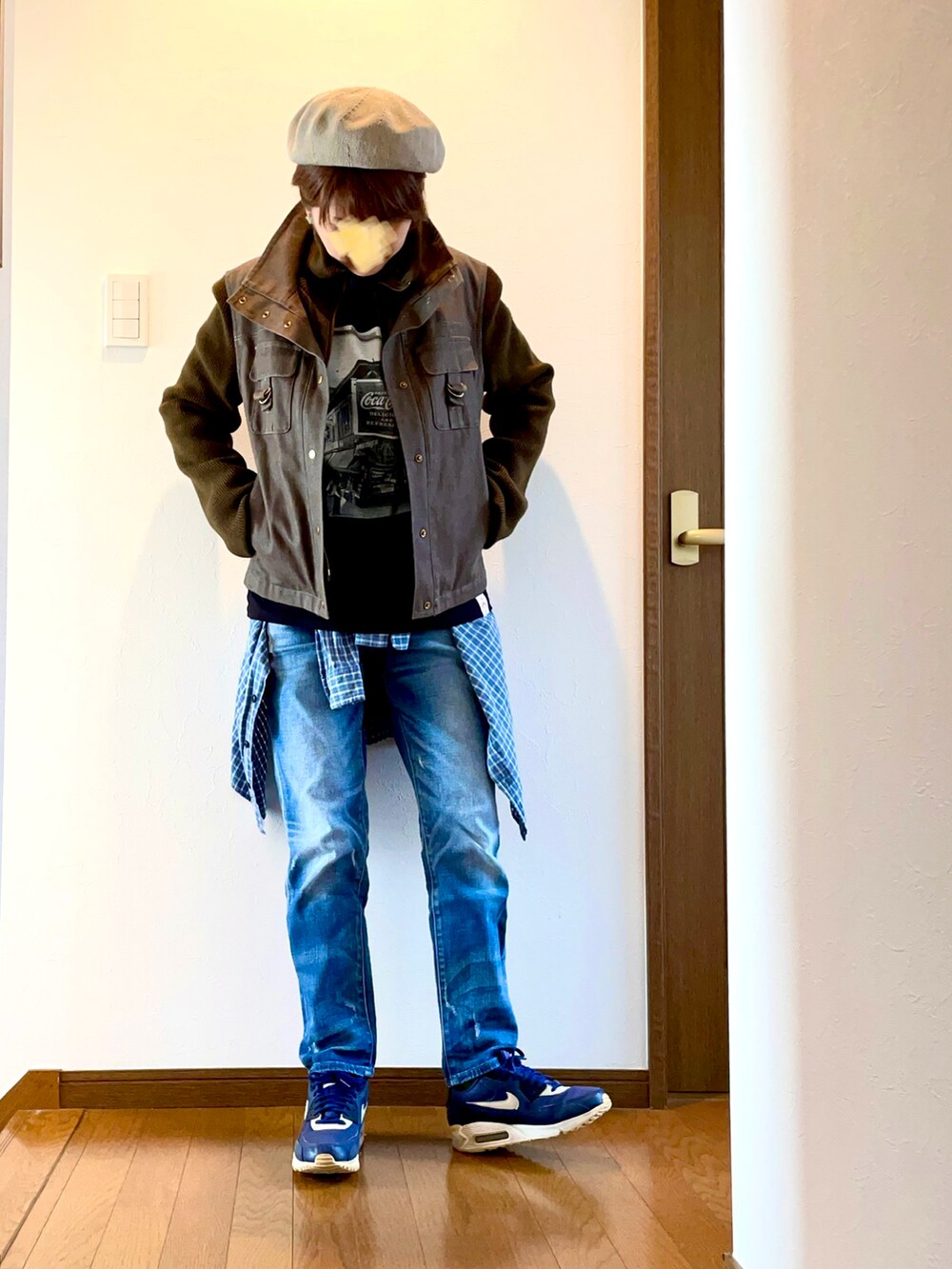 グリーン系のブルゾン、ブラック系のTシャツ/カットソー、ブルー系のデニムパンツを着用したレディースの秋コーディネートの2枚目の写真