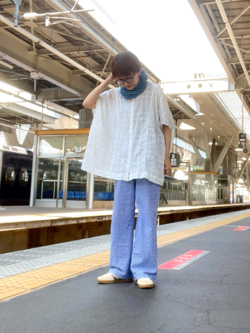 オレンジ系のスニーカー、ホワイト系のシャツ/ブラウス、ブルー系のその他パンツを着用したレディースの夏コーディネートの2枚目の写真