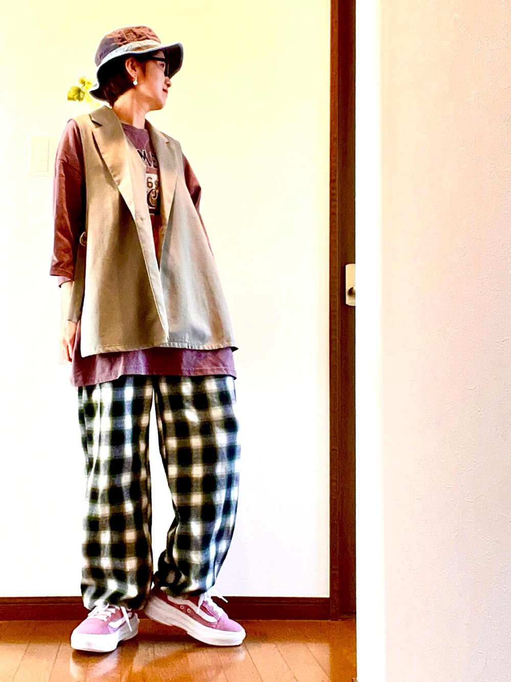 グリーン系のその他パンツ、ブラウン系のTシャツ/カットソー、ピンク系のスニーカーを着用したレディースの秋コーディネートの4枚目の写真