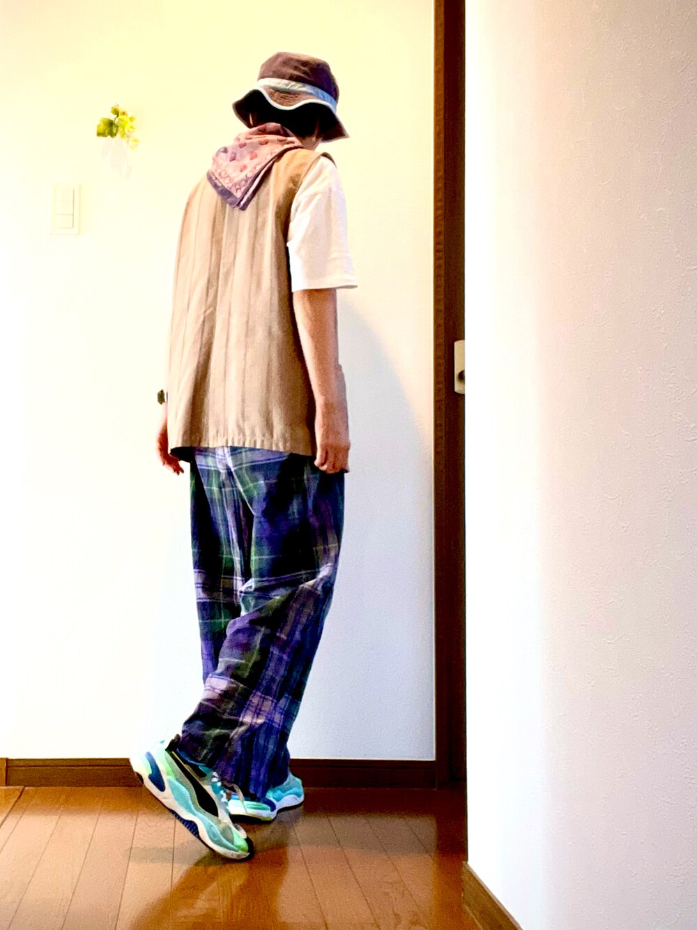 ベージュ系のベスト、ブルー系のその他パンツ、ブラック系のスニーカーを着用したレディースの秋コーディネートの3枚目の写真