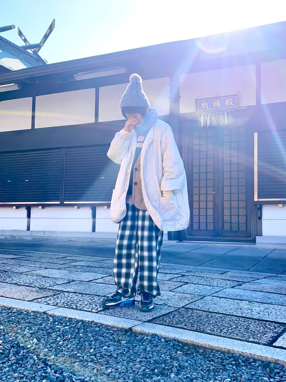 ホワイト系のブルゾン、グリーン系のその他パンツ、ブラック系のスウェットを着用したレディースの冬コーディネートの3枚目の写真