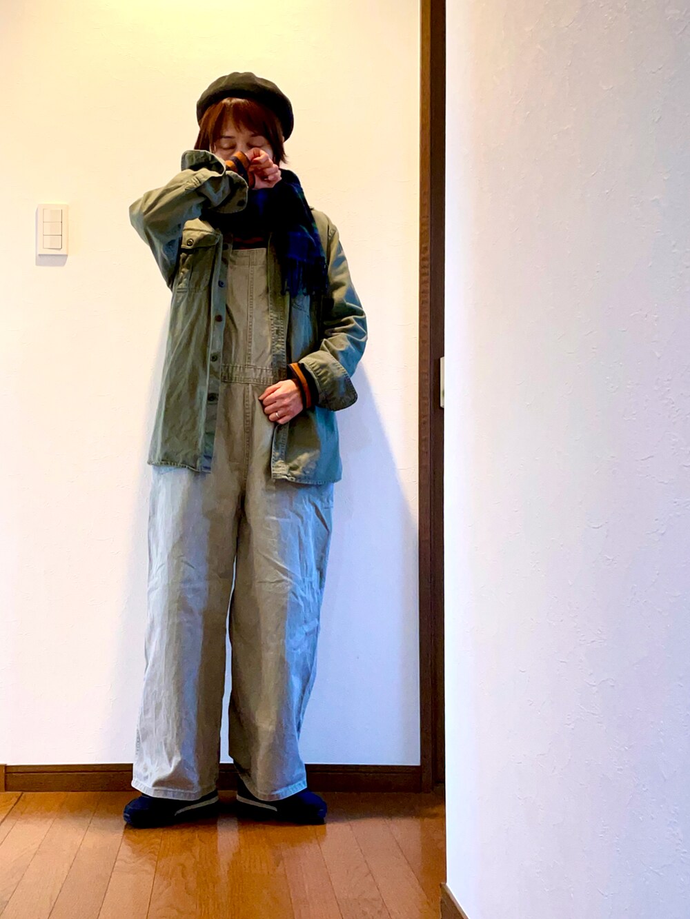 グリーン系のシャツ/ブラウス、グリーン系のサロペット/オーバーオール、ブラウン系のTシャツ/カットソーを着用したレディースの秋コーディネートの3枚目の写真