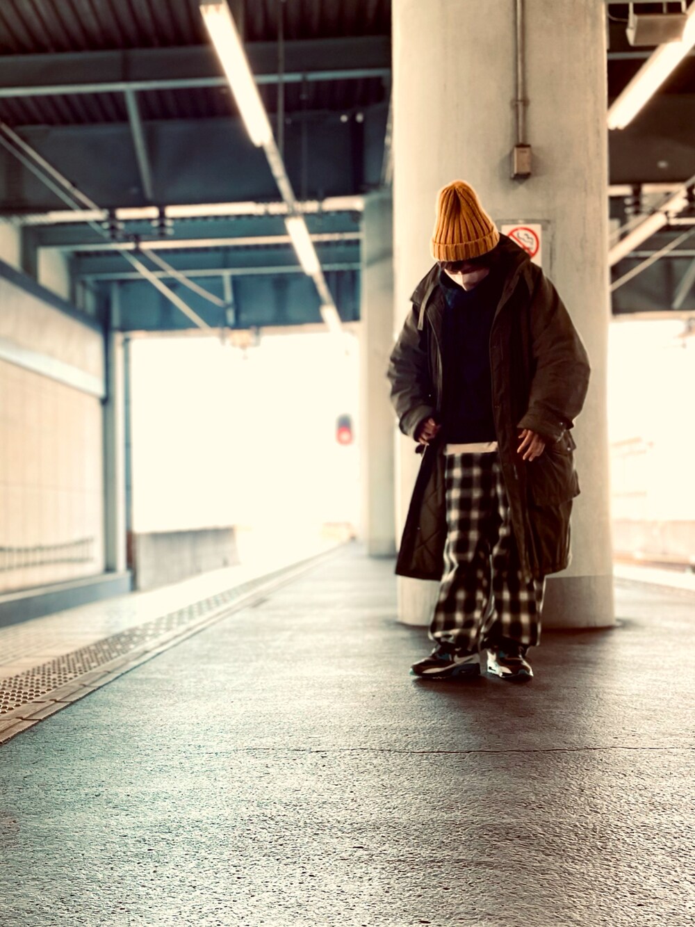 グリーン系のその他アウター、グリーン系のその他パンツ、ブラック系のスニーカーを着用したレディースの冬コーディネートの3枚目の写真