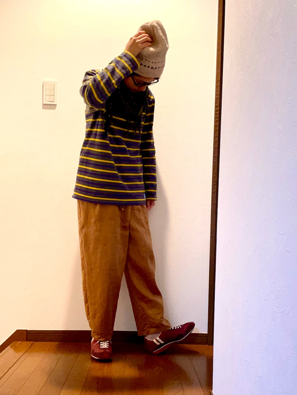 「WEARハロウィン2022、ボーダー、バスクシャツ、カラーコーデ、大人カジュアル、イージーパンツ、リネン、スニーカー、ニット帽、ストール、秋コーデ、カラーパンツ、めがね、古着MIX、チェック」｜「ORCIVALの古着屋で購入（Tシャツ/カットソー、グレー系）」を使った、ike mieさん（骨格ナチュラル・レディース・158cm）の秋コーディネートの2枚目の写真