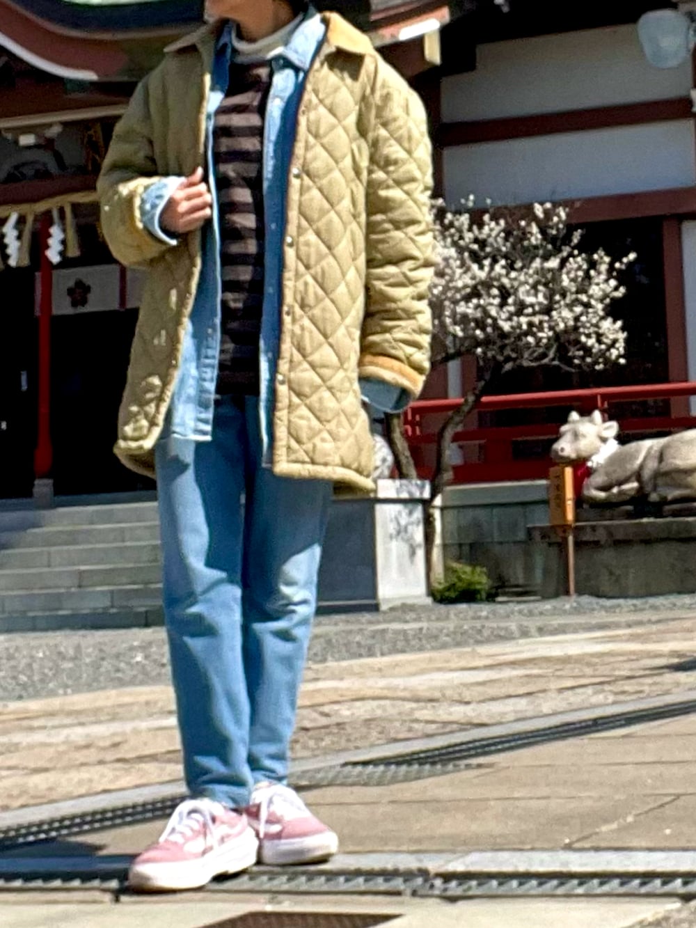 「キルティングジャケット、レイヤードスタイル、デニムシャツ、スウェットパンツ、ボーダー、ボーダートップス、スニーカー、VANS、厚底シューズ、春コーデ、ホワイト、アラフィフ、メンズライク」｜「HUSKYの古着。キルティングコート。メンズ。（その他アウター、ベージュ系）」を使った、ike mieさん（レディース・158cm）の春コーディネートの3枚目の写真